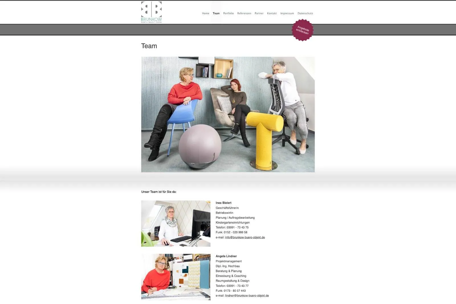 Drei Frauen sitzen auf Stühlen in einem modernen Büro mit bunten Sitzmöbeln. Screenshot von alten Website
