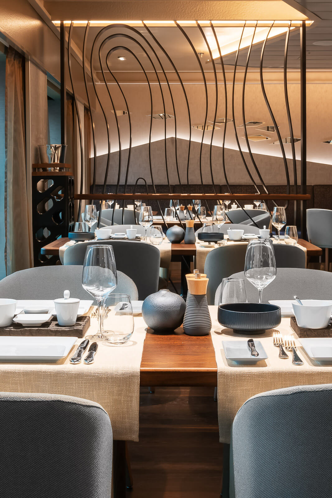 Interior Fotografie modernes Restaurant mit Designmöbeln – Milan Istvan Visuals