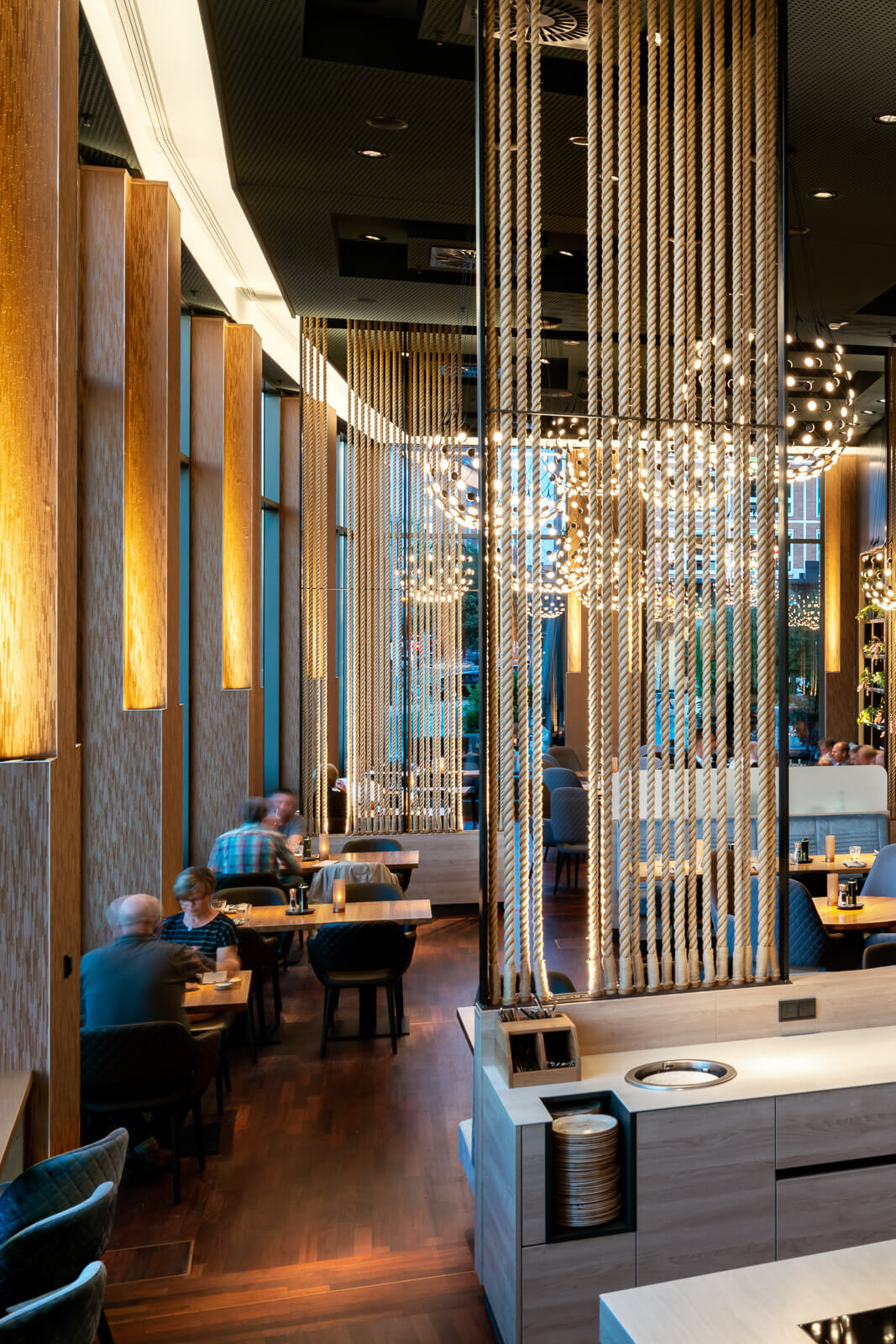 Hotel Interior Fotografie – Restaurant mit eleganter Beleuchtung von Milan Istvan