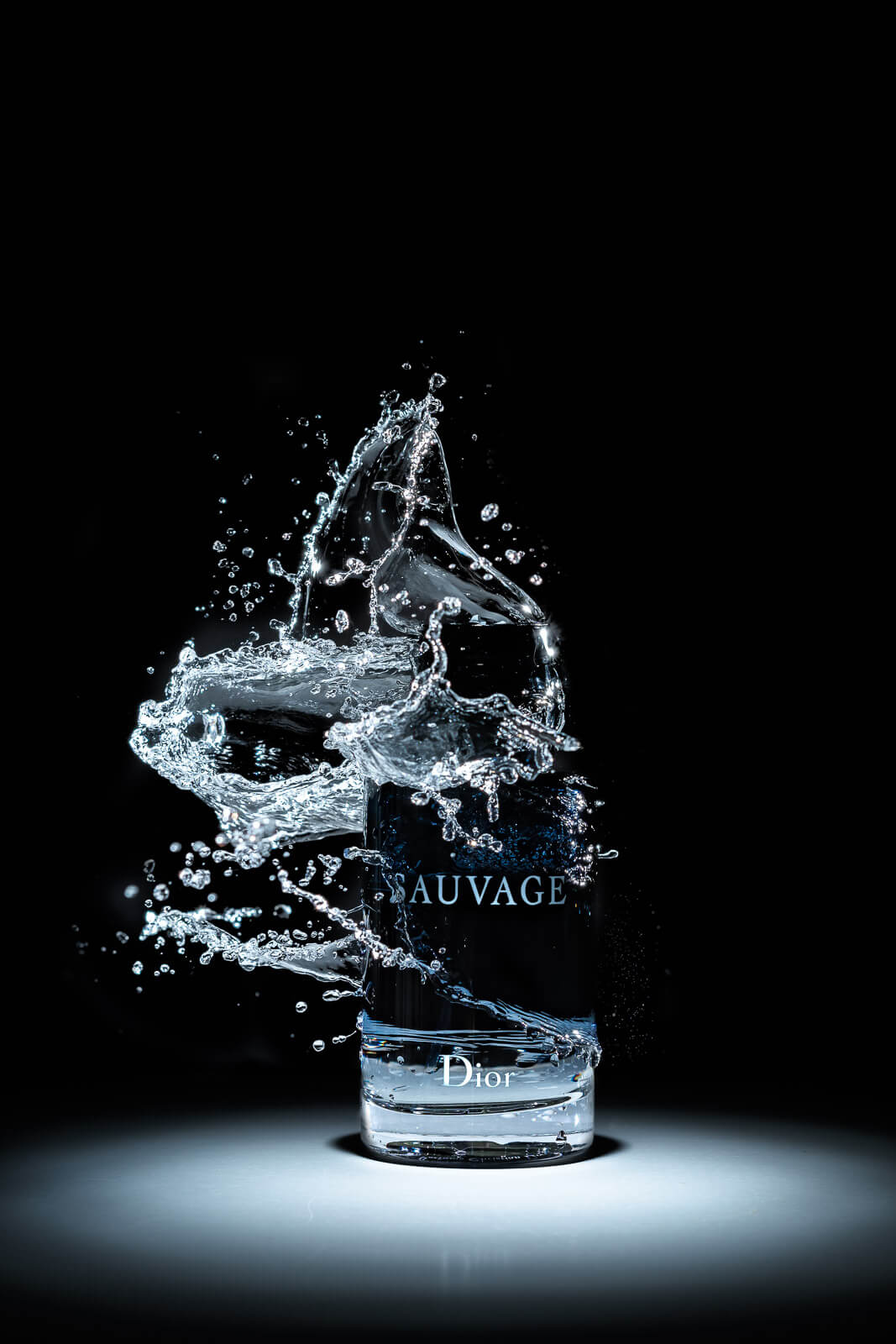 Produktfotografie Parfum mit spritzendem Wasser – Milan Istvan Visuals