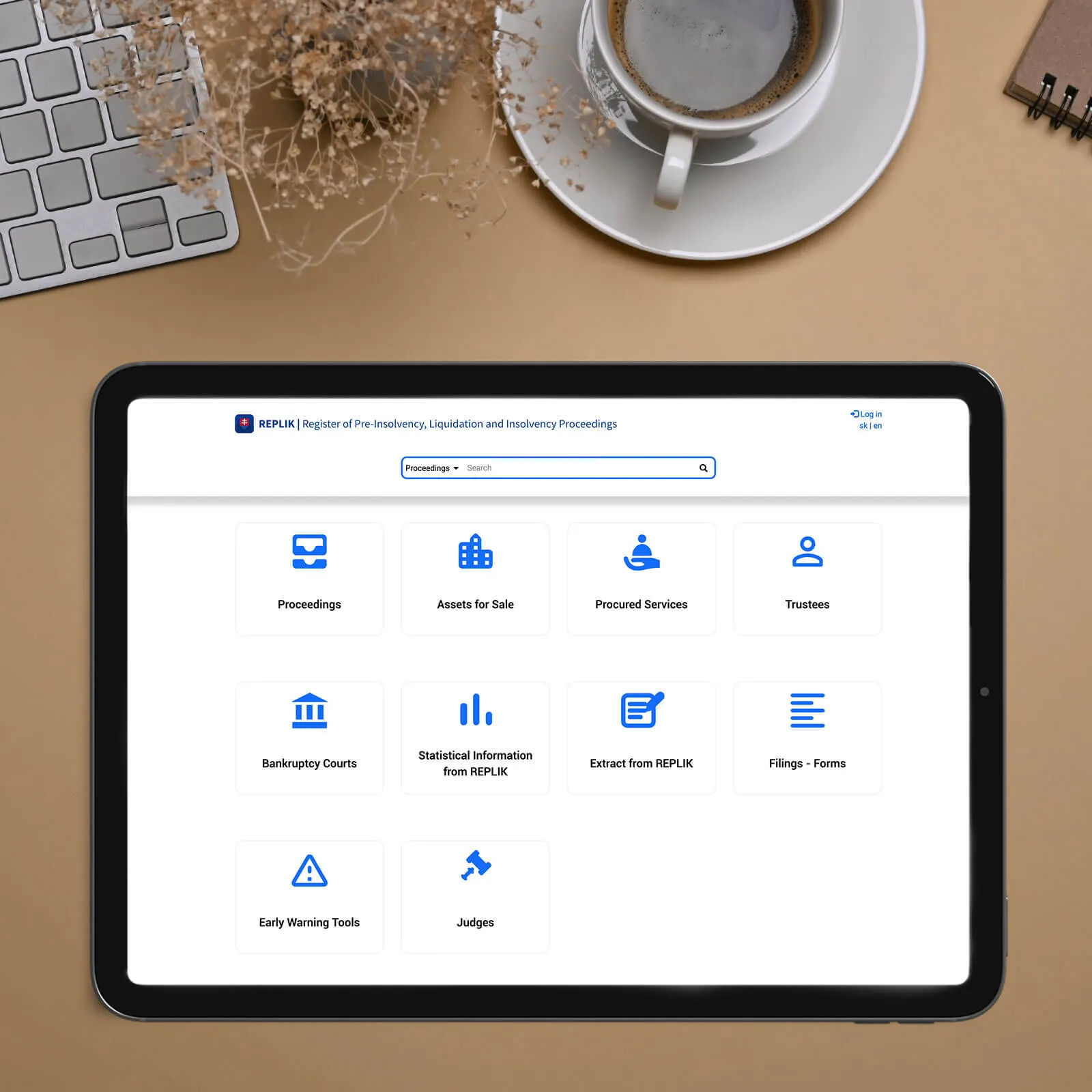 Tablet zeigt REPLIK-Website mit Menüs für Insolvenzverfahren, Vermögenswerte, Dienste, Gerichte und Richter.